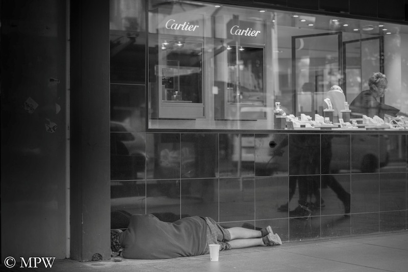 Auckland City street photo, Queent St, black and white